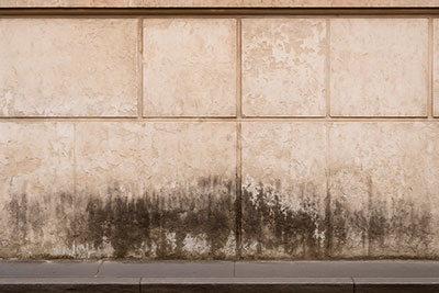 Impact de l’humidité et des remontées capillaires sur les façades commerciales à Paris
