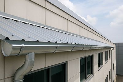 Le rôle des gouttières propres dans la santé d’une toiture d’entreprise à Paris