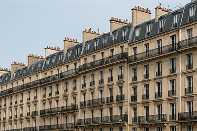 Nettoyage de toiture en copropriété à Paris : bien organiser le chantier, informer les occupants et limiter les contraintes