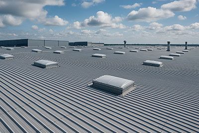 Signes visuels sur une toiture qui indiquent qu’il faut intervenir